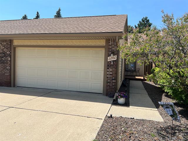 front view picture of 2860 Lakewood Drive, Trenton, MI. 48183