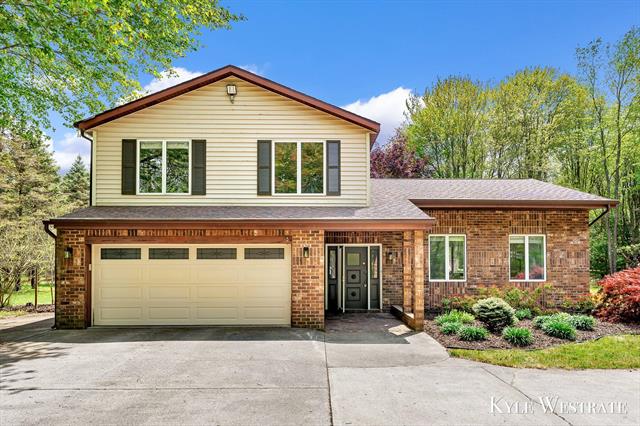 front view picture of 907 W Mount Garfield Road, Muskegon, MI. 49441