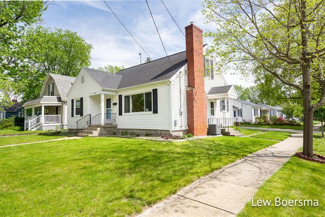 front view picture of 300 E Main Street Ne, Rockford, MI. 49341