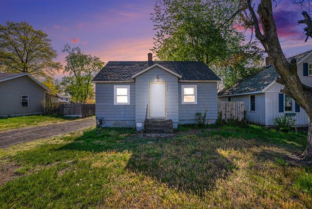 front view picture of 108 Spruce Avenue, Holland, MI. 49423