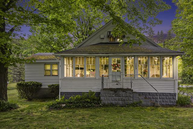 front view picture of 1069 E Michigan Avenue, Paw Paw, MI. 49079