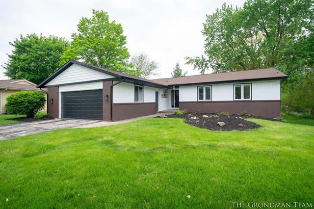 front view picture of 7879 Ridgewood Drive, Jenison, MI. 49428