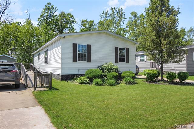 front view picture of 29878 Meadow Lane, Rockwood, MI. 48173