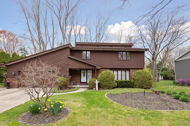 front view picture of 304 Mayfield Lane, Midland, MI. 48640