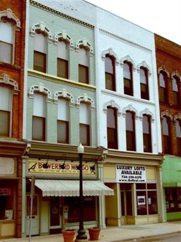 front view picture of 206 W Michigan Avenue, Ypsilanti, MI. 48197