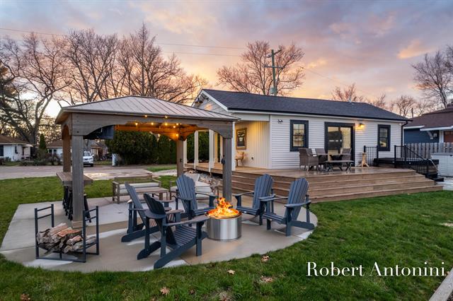 front view picture of 2301 Schimperle Drive Ne, Grand Rapids, MI. 49525