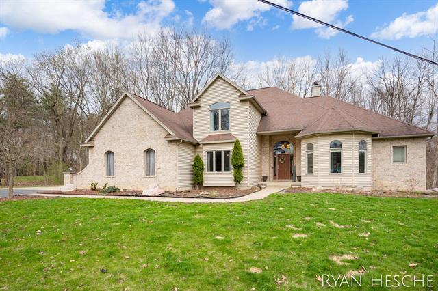 front view picture of 4979 Paw Trail, Lansing, MI. 48911
