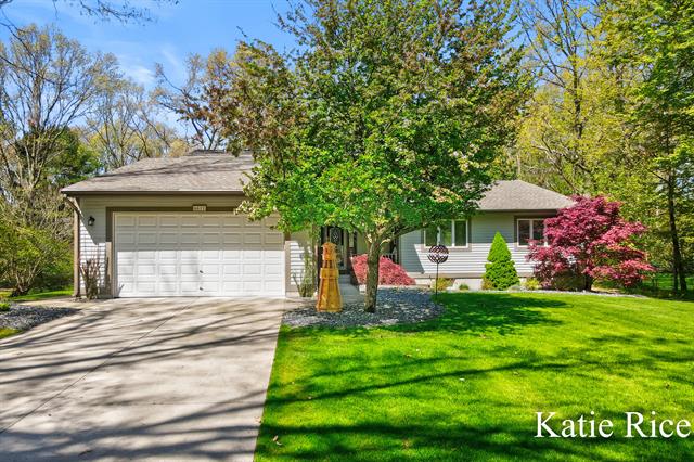 front view picture of 6611 Burton Woods Drive, Whitehall, MI. 49461