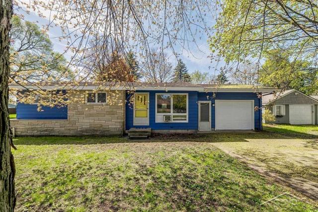 front view picture of 301 W Fourth Street, Gladwin, MI. 48624