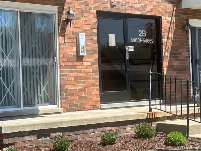 front view picture of 54667 Shelby Road, Shelby Township, MI. 48316