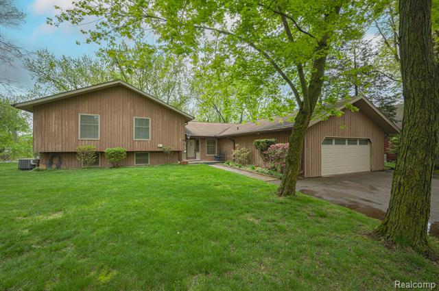 front view picture of 9550 Silverside, South Lyon, MI. 48178