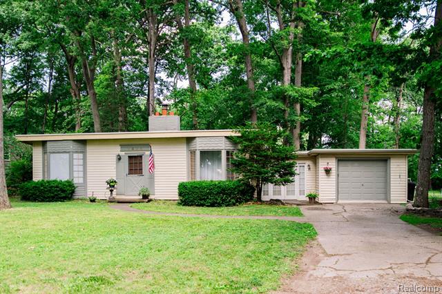 front view picture of 8494 Edgewood Park Dr, Commerce Township, MI. 48382