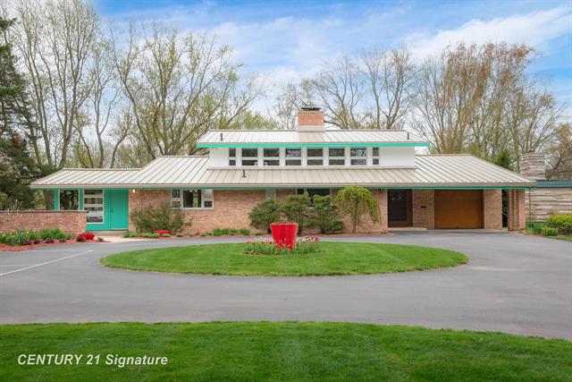 front view picture of 1015 W Sugnet Road, Midland, MI. 48640