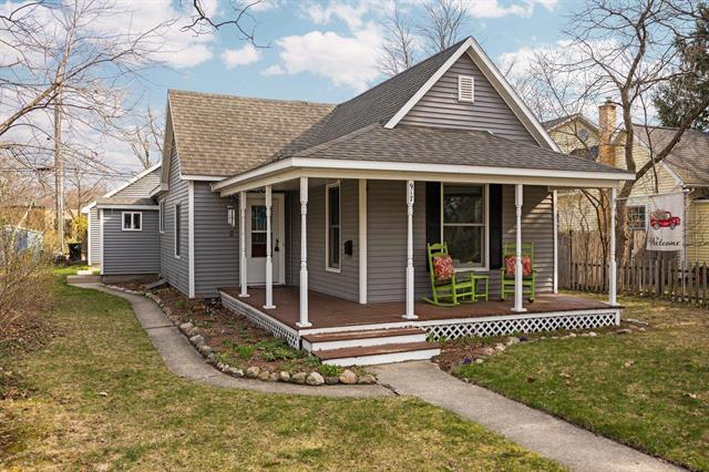 front view picture of 917 Lincoln Street, Traverse City, MI. 49686