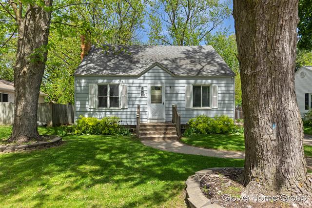 front view picture of 303 Montebello Street Se, Grand Rapids, MI. 49548