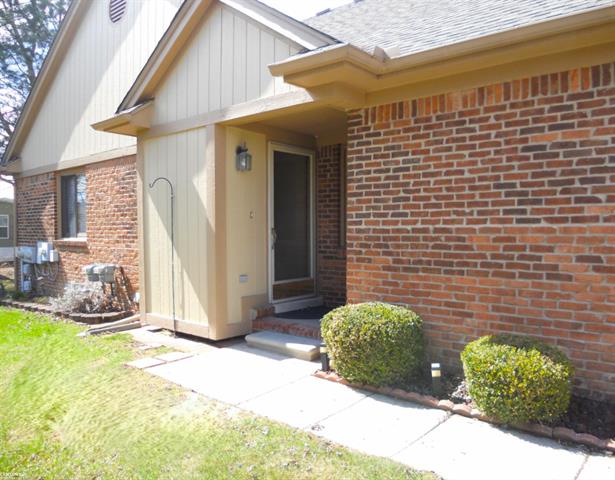 front view picture of 16918 Country Ridge Drive, Macomb, MI. 48044