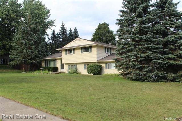 front view picture of 220 Crystal St, Milford, MI. 48381