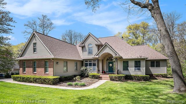 front view picture of 6858 Corrigan Drive, Brighton, MI. 48116