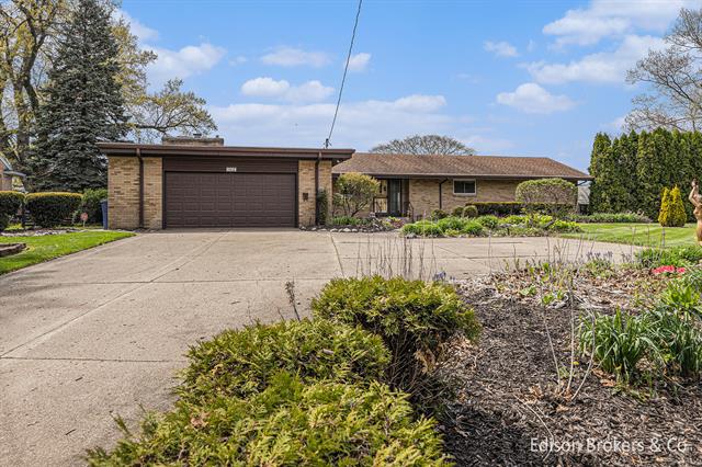 front view picture of 1657 W Kentview Drive Ne, Grand Rapids, MI. 49505