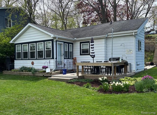 front view picture of 11275 N Shore Drive, Whitmore Lake, MI. 48189