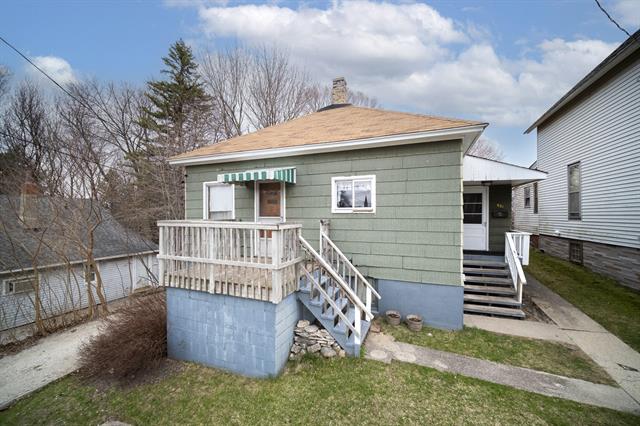 front view picture of 521 Hancock Street, Manistee, MI. 49660