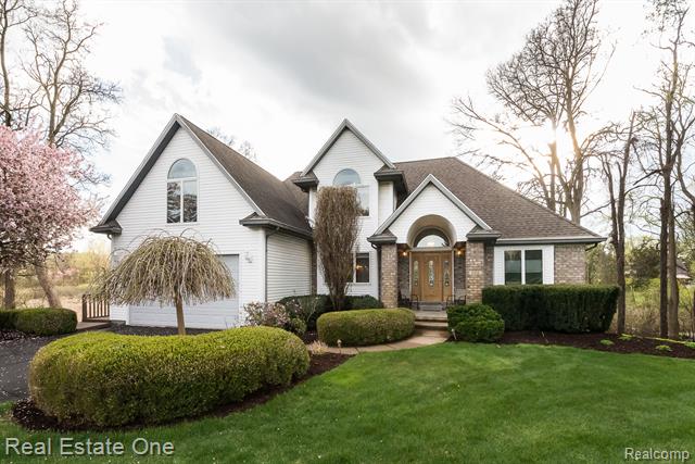 front view picture of 9910 Timothy Lane, South Lyon, MI. 48178