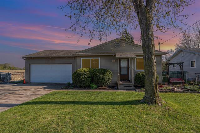 front view picture of 3044 Carla Drive, Saginaw, MI. 48604