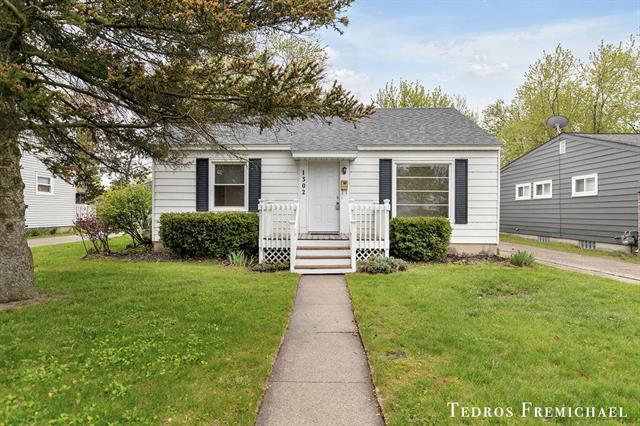 front view picture of 1302 Griswold Street Se, Grand Rapids, MI. 49507