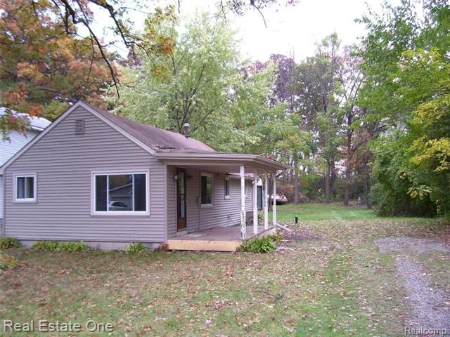 front view picture of 8448 Arlis St, Commerce Township, MI. 48382