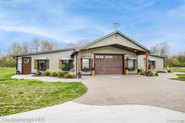 front view picture of 6179 W Carpenter Road, Flushing, MI. 48433