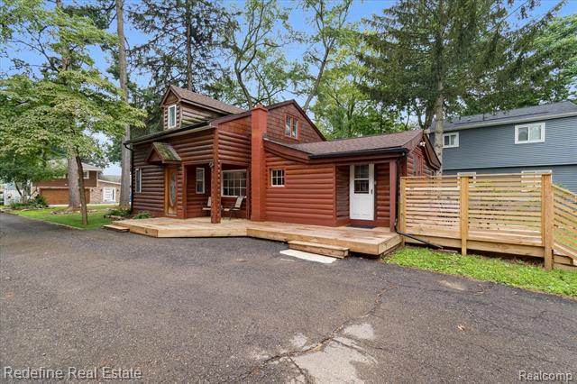 front view picture of 8416 Arlis St, Commerce Township, MI. 48382