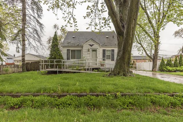 front view picture of 885 Hawthorne Avenue, Ypsilanti, MI. 48198
