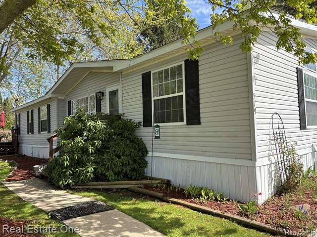 front view picture of 579 Turquoise Drive, Whitmore Lake, MI. 48189