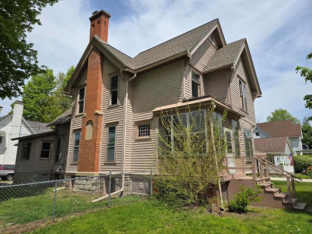 front view picture of 318 W King Street, Owosso, MI. 48867