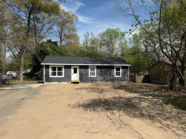 front view picture of 2048 Center Street, Muskegon, MI. 49442