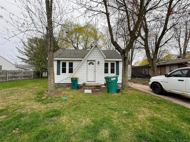front view picture of 306 N Ionia Street, Gladwin, MI. 48624