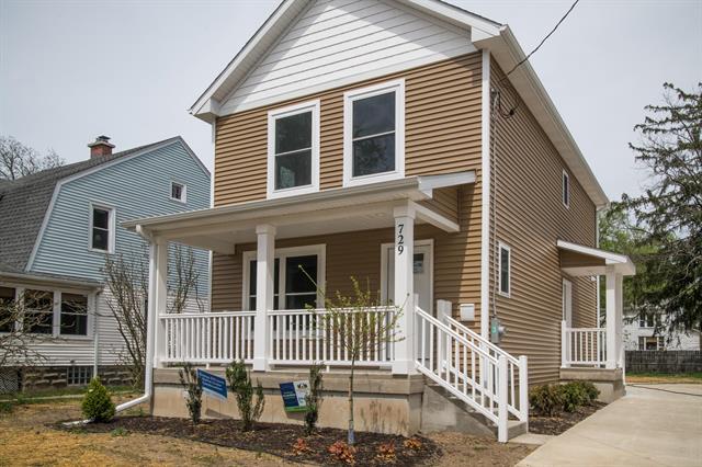 front view picture of 729 Clinton Avenue, Kalamazoo, MI. 49001