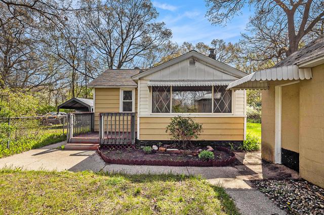 front view picture of 2698 Roberts Street, Muskegon, MI. 49444