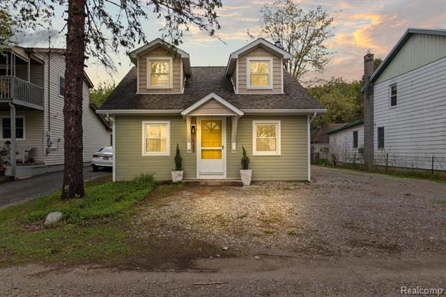front view picture of 10281 Grove Drive, Whitmore Lake, MI. 48189