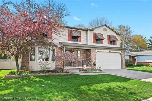 front view picture of 1018 Fairway Trails Drive, Brighton, MI. 48116