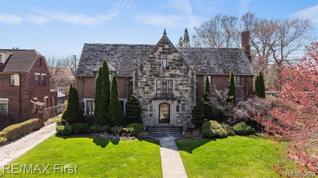 front view picture of 725 W Boston Boulevard, Detroit, MI. 48202