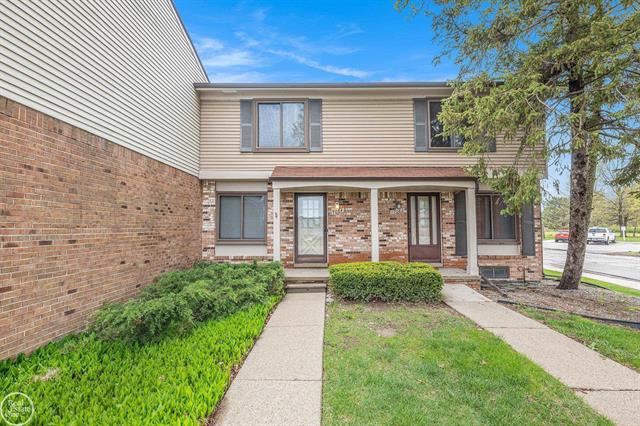 front view picture of 17084 Kingsbrooke Drive, Clinton Township, MI. 48038