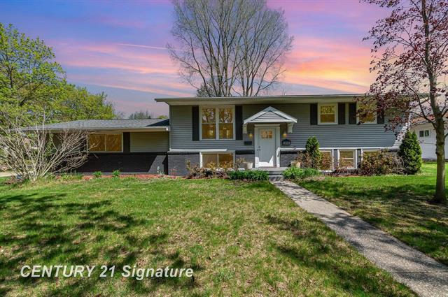 front view picture of 201 Hollybrook Drive, Midland, MI. 48640