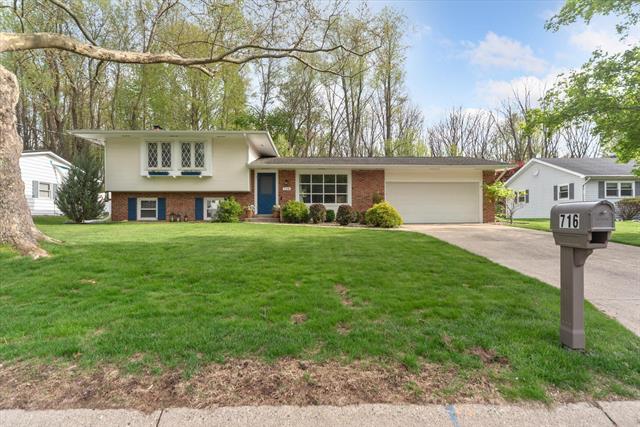 front view picture of 716 North Drive E, Marshall, MI. 49068