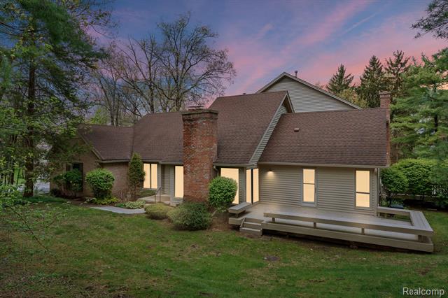 front view picture of 4612 Golf View Drive, Brighton, MI. 48116