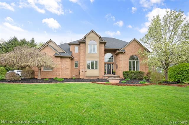 front view picture of 10348 Londonderry Drive, South Lyon, MI. 48178