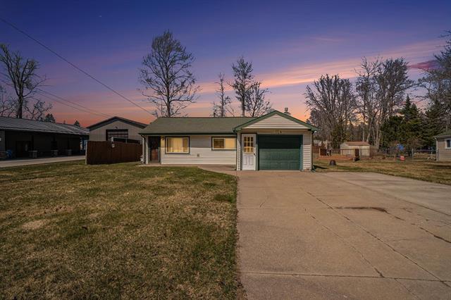 front view picture of 124 Dale Road, Houghton Lake, MI. 48629