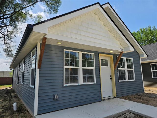 front view picture of 4367 Monroe Avenue, Waterford, MI. 48329