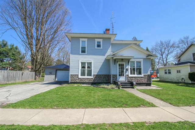 front view picture of 305 N Douglas Avenue, Three Rivers, MI. 49093