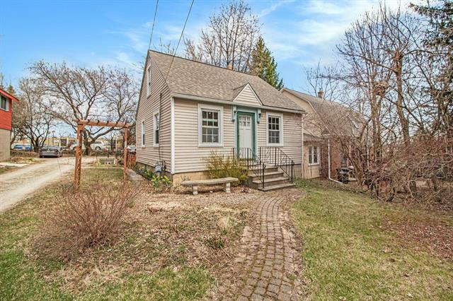 front view picture of 1705 Broadway Street, Ann Arbor, MI. 48105